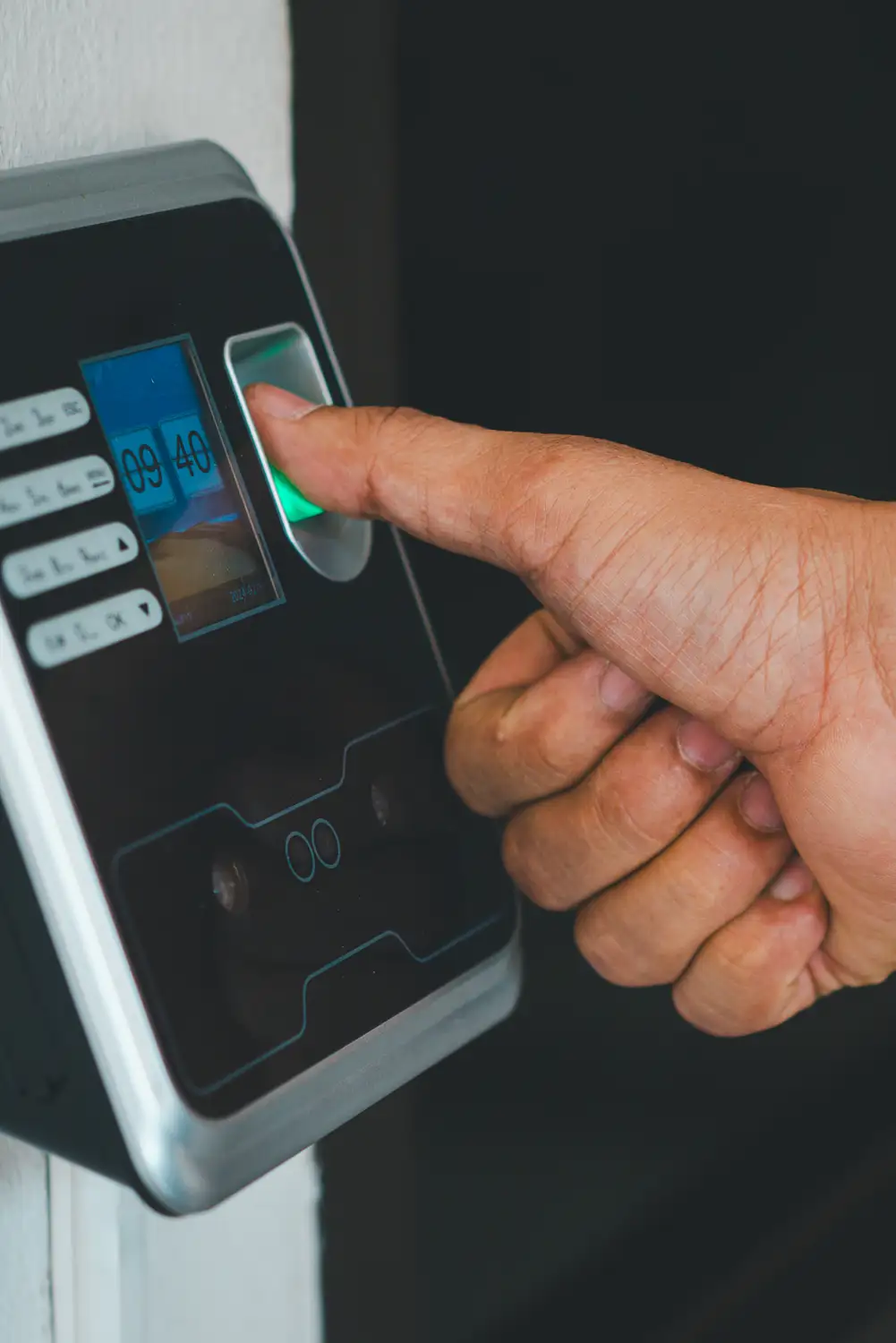 Control de acceso empresarial integrado con videovigilancia para oficinas e instalaciones corporativas